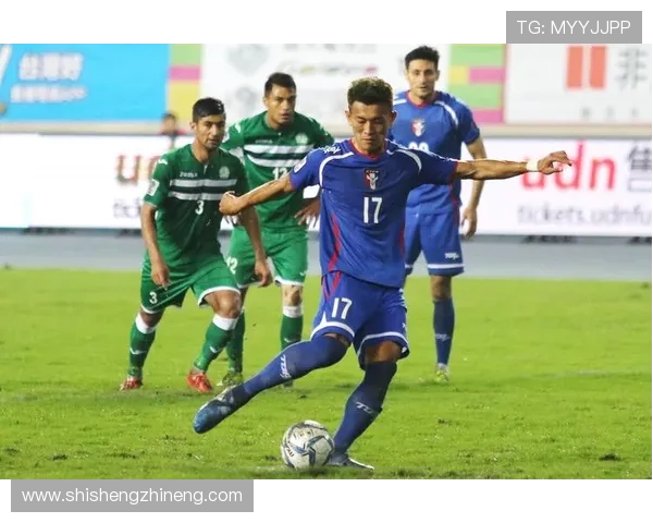 《从球场到荣耀巅峰:解读足球运动员的成长与奋斗历程》 《从球场到荣耀巅峰:解读足球运动员的成长与奋斗历程》